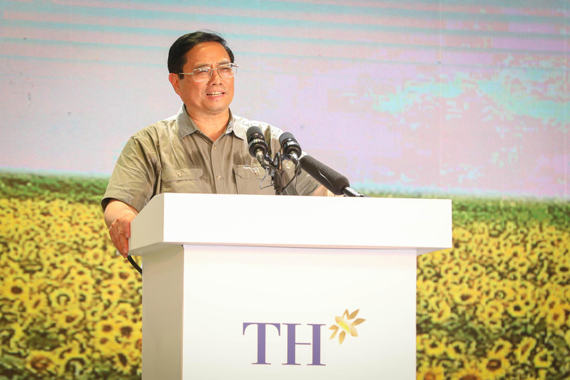 Thủ tướng Chính phủ Phạm Minh Chính phát biểu tại Nhà máy nước tinh khiết, thảo dược và hoa quả Núi Tiên của Tập đoàn TH