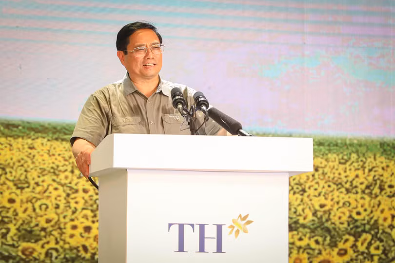 Thủ tướng Chính phủ Phạm Minh Chính phát biểu tại Nhà máy nước tinh khiết, thảo dược và hoa quả Núi Tiên của Tập đoàn TH