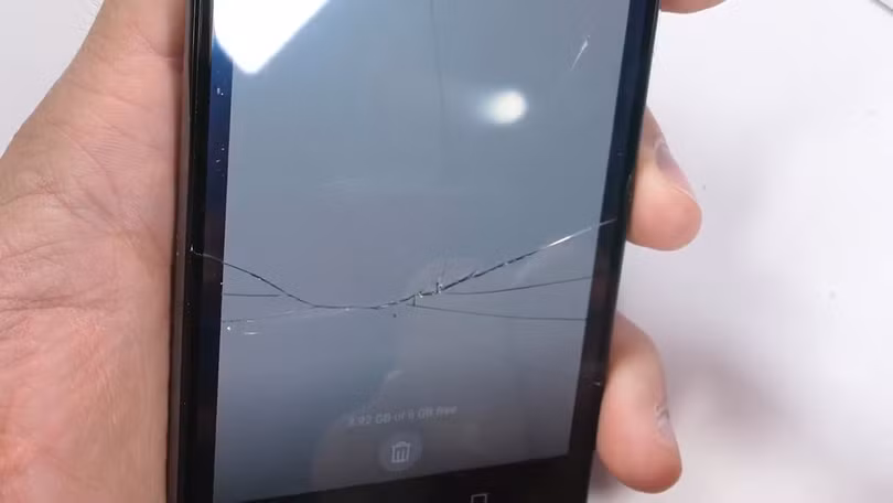 Huawei P20 Pro gây thất vọng trong bài thử độ bền bằng dao cạo, lửa và bẻ cong ảnh 1