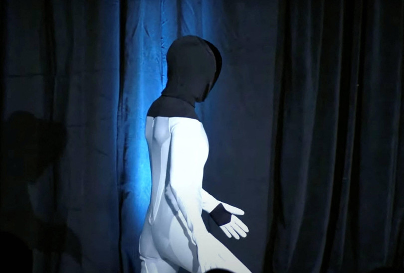 Một robot hình người do Tesla phát triển, được gọi là Tesla Bot hoặc Optimus, trong một khung hình lấy từ video trực tiếp được phát trong Ngày AI của Tesla ngày 20/8. Ảnh TESLA Một robot hình người do Tesla phát triển, được gọi là Tesla Bot hoặc Optimus, trong một khung hình lấy từ video trực tiếp được phát trong Ngày AI của Tesla ngày 20/8. Ảnh TESLA