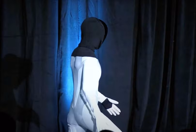 Một robot hình người do Tesla phát triển, được gọi là Tesla Bot hoặc Optimus, trong một khung hình lấy từ video trực tiếp được phát trong Ngày AI của Tesla ngày 20/8. Ảnh TESLA