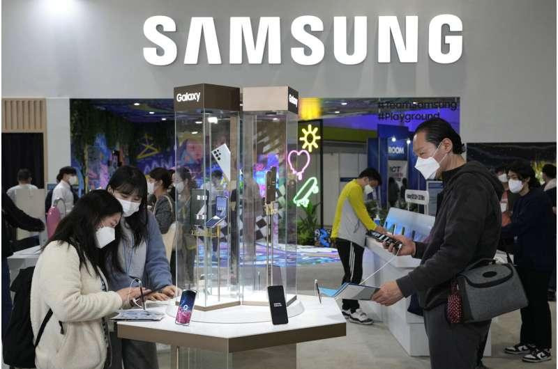 Khách tham quan dùng thử điện thoại thông minh Samsung Electronics Galaxy trong Triển lãm CNTT Thế giới 2022 tại Trung tâm Hội nghị và Triển lãm ở Seoul, Hàn Quốc ngày 20/4/2022. Ảnh: AP Photo / Ahn Young-joon, Khách tham quan dùng thử điện thoại thông minh Samsung Electronics Galaxy trong Triển lãm CNTT Thế giới 2022 tại Trung tâm Hội nghị và Triển lãm ở Seoul, Hàn Quốc ngày 20/4/2022. Ảnh: AP Photo / Ahn Young-joon,