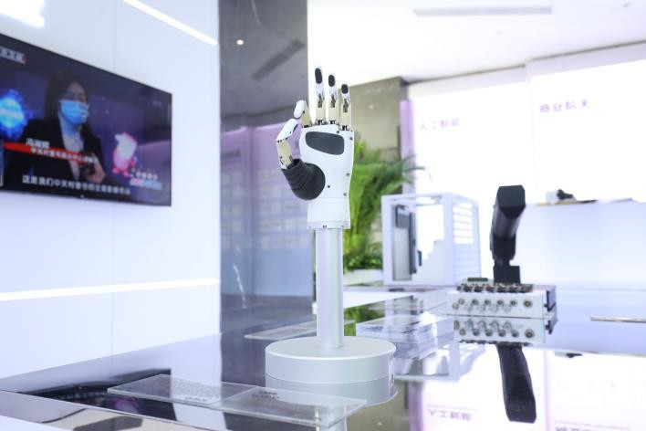 Một cánh tay robot thông minh được trưng bày tại Thành phố Khoa học Zhongguancun. Ngày 7/9 /2022. Ảnh China Daily Một cánh tay robot thông minh được trưng bày tại Thành phố Khoa học Zhongguancun. Ngày 7/9 /2022. Ảnh China Daily