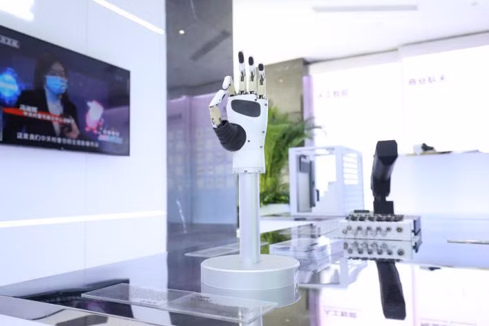 Một cánh tay robot thông minh được trưng bày tại Thành phố Khoa học Zhongguancun. Ngày 7/9 /2022. Ảnh China Daily