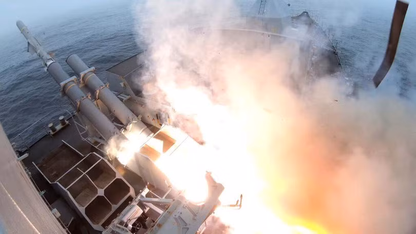 Một tên lửa chống hạm Harpoon phóng từ khu trục hạm HMS Westminster. Ảnh Hải quân Anh. Một tên lửa chống hạm Harpoon phóng từ khu trục hạm HMS Westminster. Ảnh Hải quân Anh.