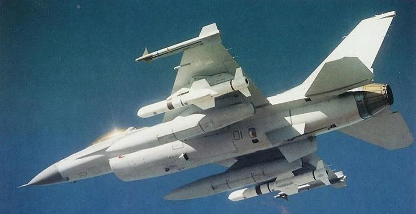 Máy bay tiêm kích đa năng F-16 trang bị tên lửa Harpoon. Ảnh minh họa Military Leak