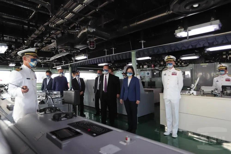 Nhà lãnh đạo Đài Loan Thái Anh Văn trên đài chỉ huy LPD. Ảnh Cơ quan quân sự Đài Loan.