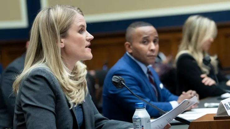 Frances Haugen, cựu nhân viên Facebook, phát biểu trong buổi điều trần của Tiểu ban Thương mại và Năng lượng về Truyền thông và Công nghệ tại Capitol Hill ngày 1/12/2021 tại Washington, DC. Ảnh Brendan Smialowski/AFP