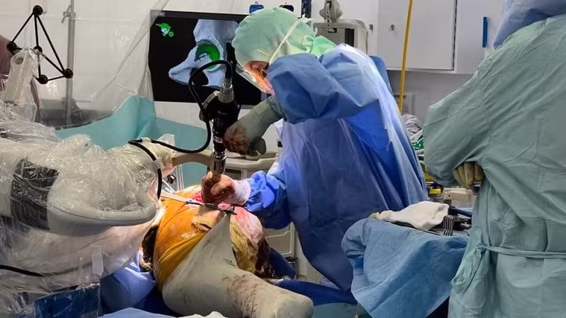 Robot phẫu thuật trị giá 1 triệu bảng Anh. Ảnh: Tim Petheram