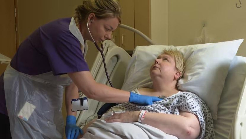 Sharon Rose đã được phẫu thuật thay khớp háng toàn phần như một phần của thử nghiệm. Ảnh ITV Tyne Tees. Sharon Rose đã được phẫu thuật thay khớp háng toàn phần như một phần của thử nghiệm. Ảnh ITV Tyne Tees.