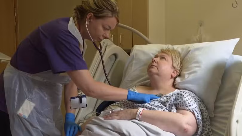 Sharon Rose đã được phẫu thuật thay khớp háng toàn phần như một phần của thử nghiệm. Ảnh ITV Tyne Tees.