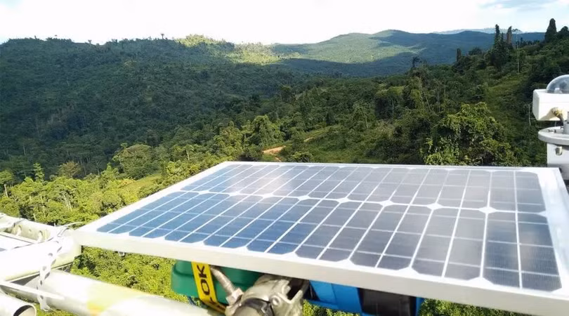 Thiết bị ghi âm SAFE, sử dụng pin mặt trời theo dõi âm thanh. Ảnh India Express