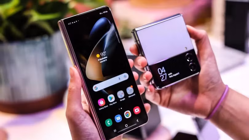 Galaxy Z Fold 4 và Galaxy Z Flip 4. Ảnh CNET.
