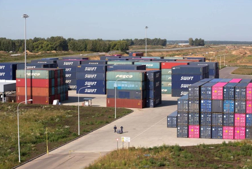 Container bên ngoài nhà máy ô tô Haval do Great Wall Motor điều hành tại Nga. Ảnh: Bloomberg.