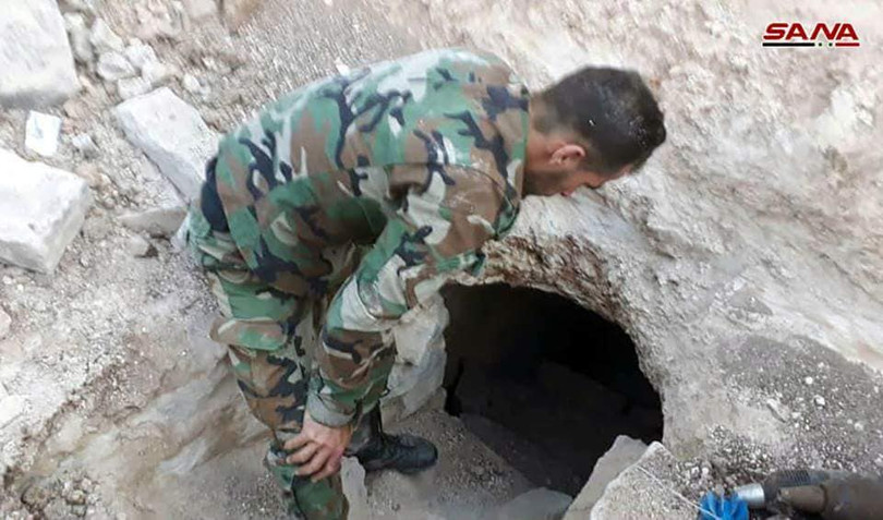 Hầm ngầm cất giấu vũ khí của lực lượng Hồi giáo cực đoan IS trên vùng sa mạc tỉnh Homs. Ảnh SANA Hầm ngầm cất giấu vũ khí của lực lượng Hồi giáo cực đoan IS trên vùng sa mạc tỉnh Homs. Ảnh SANA