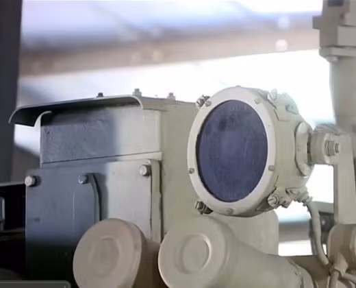 Cũng không cần phải mở cả thiết giáp kkính nhìn đêm, do có khe hở nhỏ, có thể được sử dụng khi mở khe hở hẹp