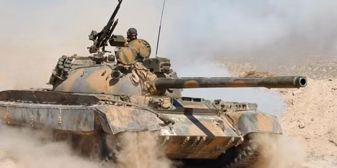 Xe tăng quân đội Syria trên chiến trường sa mạc tỉnh Homs, vùng biên giới với Iraq.