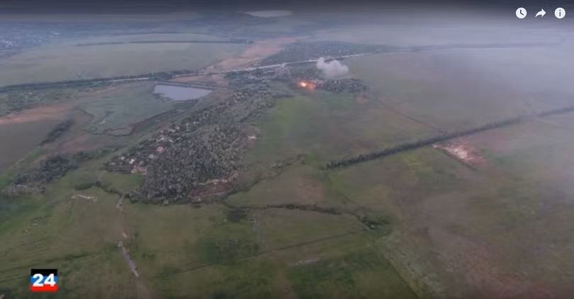 Quân đội Donesk pháo kích tiêu diệt các hỏa điểm của binh sĩ Ukraina. Ảnh minh họa video