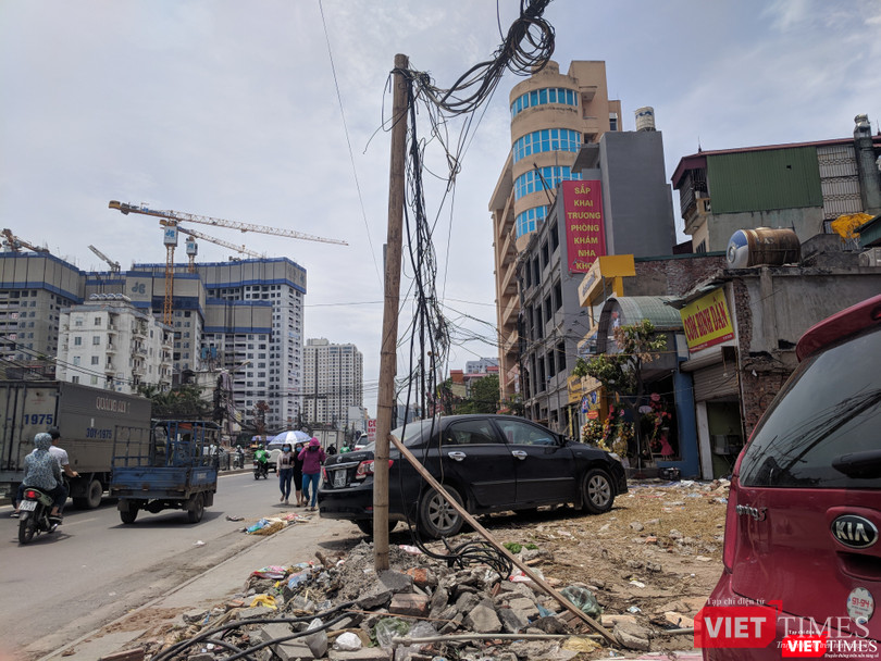 Một số đường dây cáp buông thõng xuống đất.