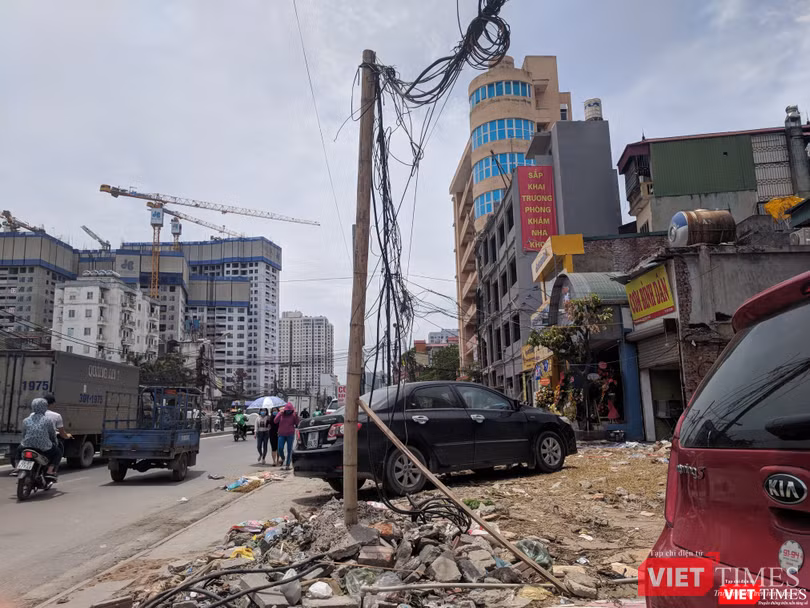 Một số đường dây cáp buông thõng xuống đất.