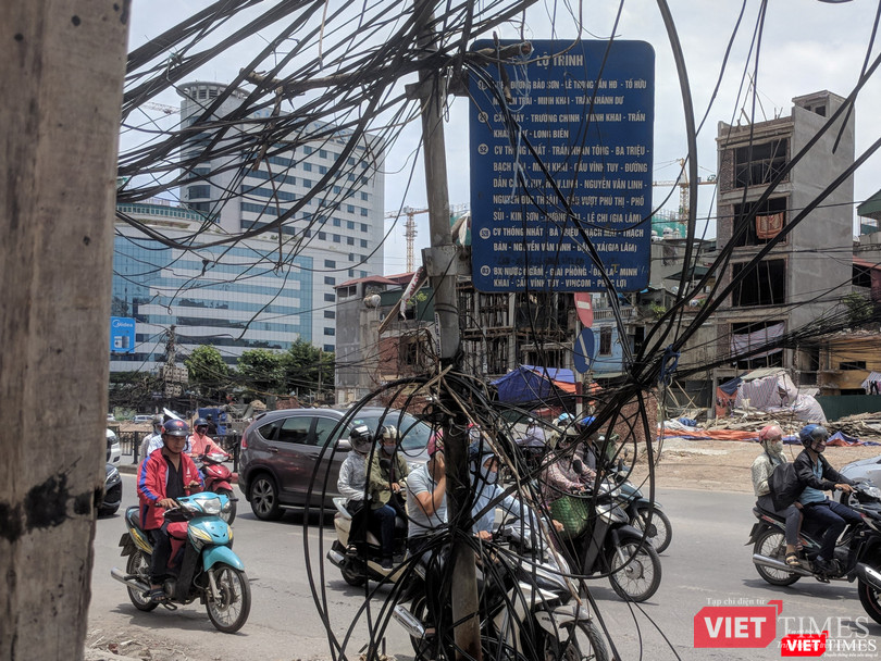 Một bến chờ xe bus trên đường Minh Khai.