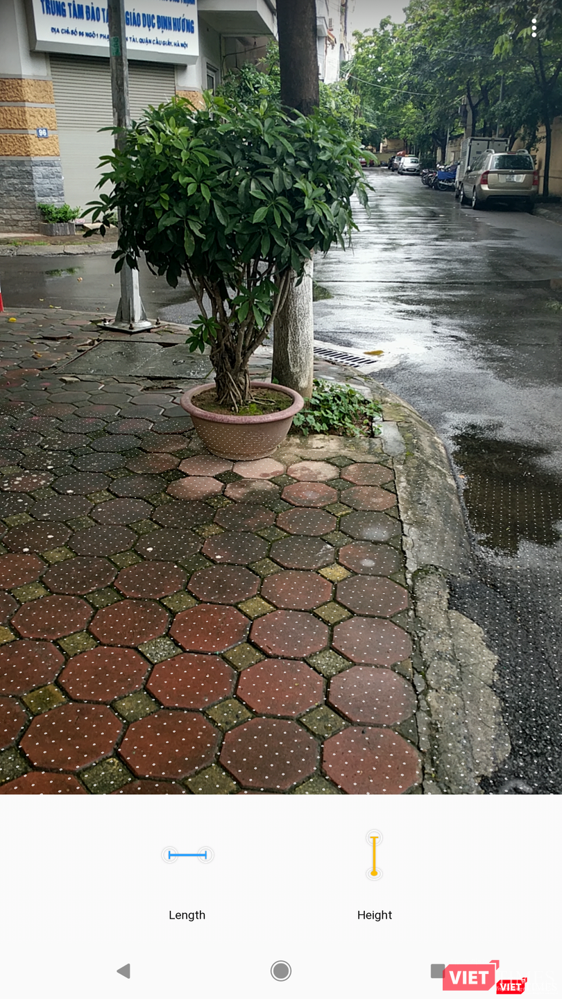 Để bắt đầu, hãy di chuyển camera xung quanh vật thể cần đo để hệ thống tìm kiếm các bề mặt phẳng như sàn nhà hay mặt bàn. Để bắt đầu, hãy di chuyển camera xung quanh vật thể cần đo để hệ thống tìm kiếm các bề mặt phẳng như sàn nhà hay mặt bàn.