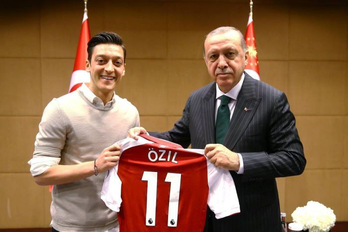 Chỉ vài tuần trước khi giải đấu diễn ra, Ozil còn bận chạy sô quảng cáo. Ảnh: RT