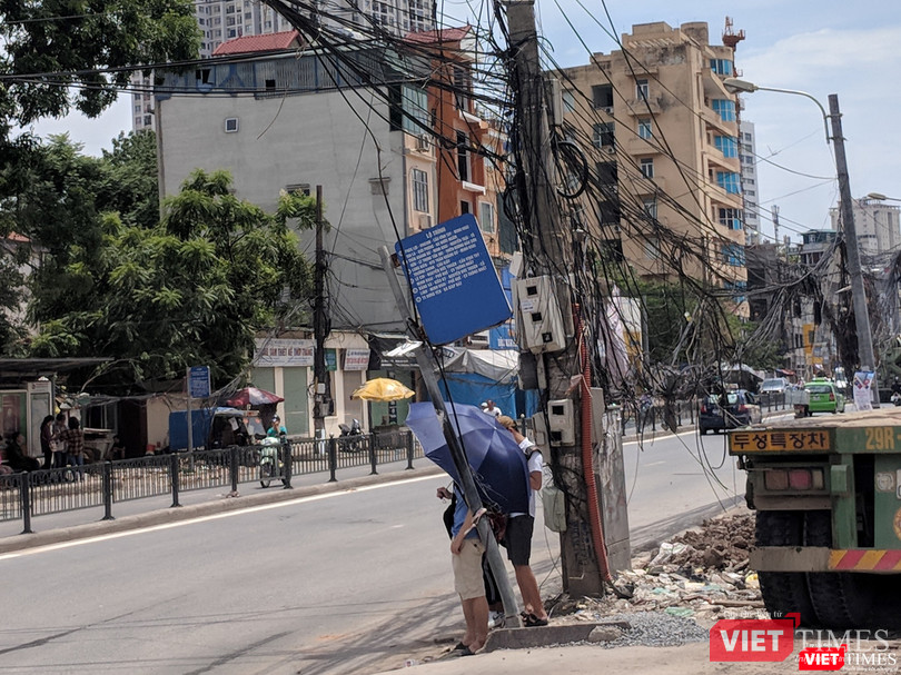 Người dân địa phương đã quen với tình trạng dây điện nguy hiểm thế này.