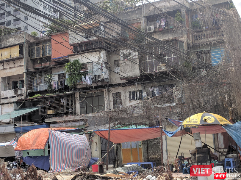 Đường dây đan nhau chằng chịt dọc theo các ngõ ngách, bắc ngang qua nhà dân trên đường Minh Khai.