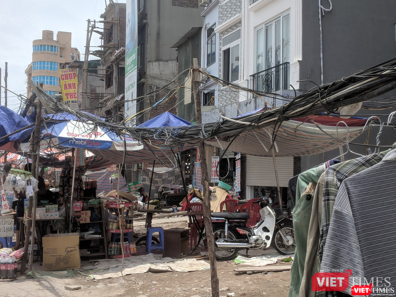 Quần áo phơi ngay trên đường dây điện.