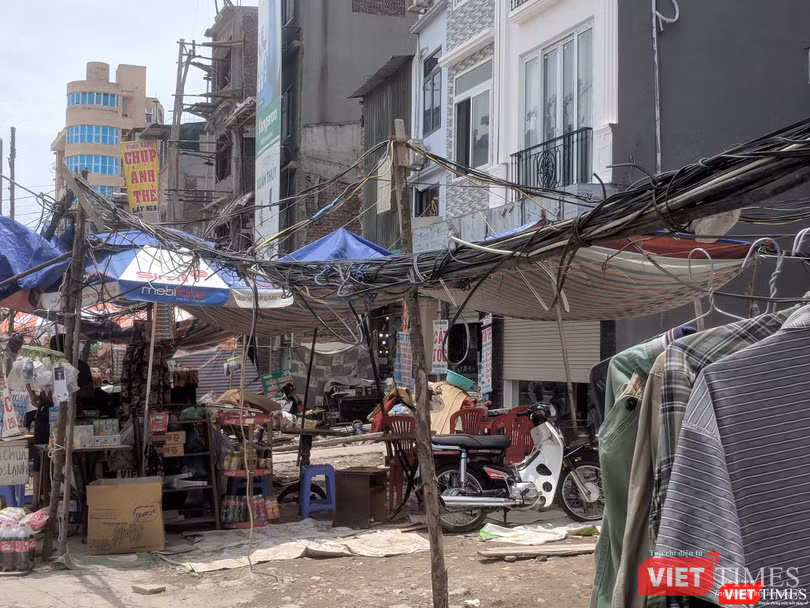 Quần áo phơi ngay trên đường dây điện.