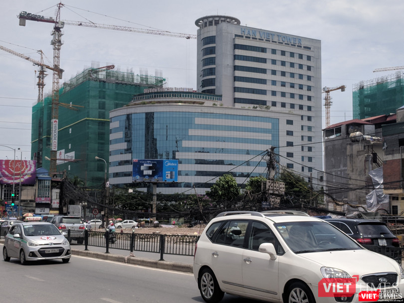 Dây điện, cáp viễn thông chằng chịt gây mất mỹ quan trên tuyến đường vào trung tâm thủ đô.