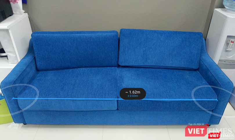 Khi các bề mặt phẳng đã được xác định, công cụ đo sẽ hiển thị ở góc dưới của màn hình. Hãy kéo chúng vào vị trí bạn cần để xác định kích thước. Khi các bề mặt phẳng đã được xác định, công cụ đo sẽ hiển thị ở góc dưới của màn hình. Hãy kéo chúng vào vị trí bạn cần để xác định kích thước.