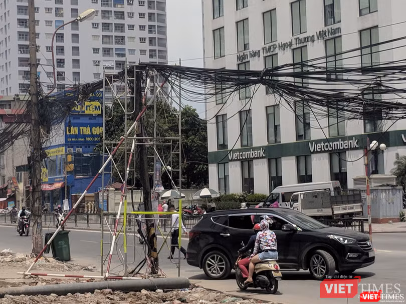 Những đoạn dây buỗng thõng ra đường làm mất mỹ quan.