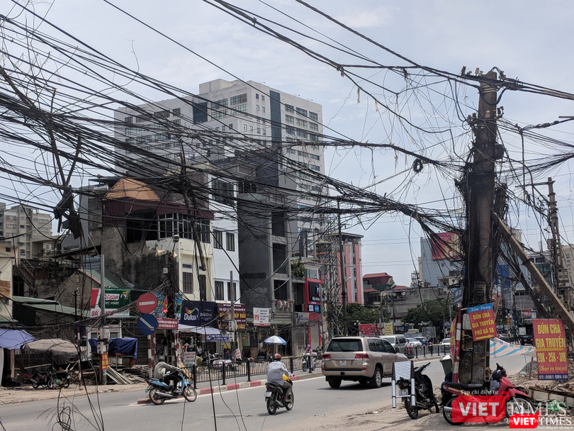 Một số cột điện cũ kĩ thậm chí còn phải đỡ thêm bằng cột gỗ.