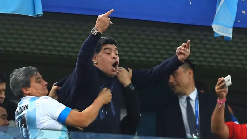Maradona ăn mừng bàn thắng ấn định tỷ số của Marcos Rojo. Ảnh: YahooSport