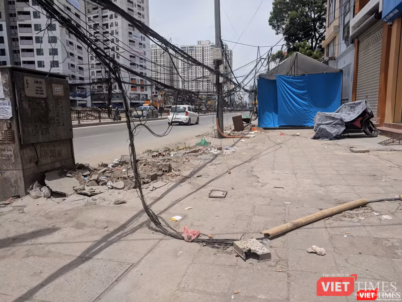 Những đoạn dây điện, dây cáp sát mặt đất gây mất an toàn, đặc biệt trong những ngày mưa bão.