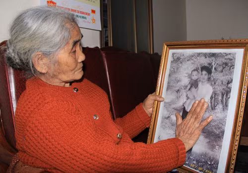 Người mẹ già thỉnh thoảng lại giở ảnh con ra lau