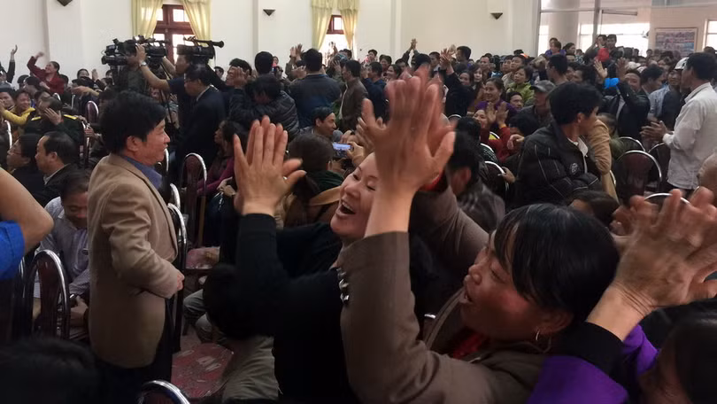 Người dân vui mừng khi Bí thư Tỉnh ủy Thanh hóa thông báo sẽ trả lại bãi biển cho người dân