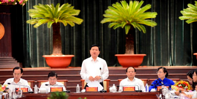 Bí thư Thành ủy Đinh La Thăng phát biểu tại hội nghị gặp gỡ giữa lãnh đạo thành phố và doanh nghiệp trên địa bàn năm 2016 với chủ đề đề “Lắng nghe và đổi mới” sáng 8-3 - Ảnh: Duyên Phan