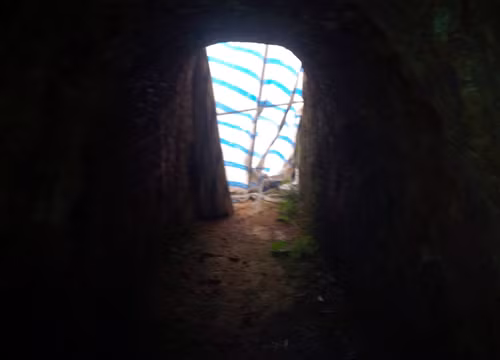 Miệng căn hầm gần đây được che kín bạt. Ảnh: Tiến Hùng.