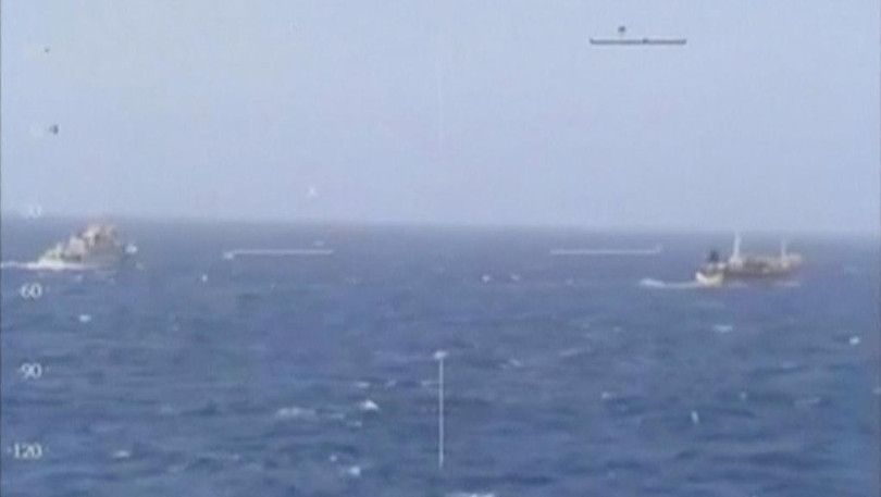 Một tàu tuần duyên của Argentina đuổi theo một tàu cá Trung Quốc ngoài khơi Argentina 14/3/2016.