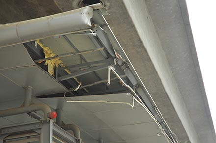 Phần mái che của nhà chờ xe buýt nhanh ở nhiều tuyến đường bị hỏng hóc nhưng không được sửa chữa.