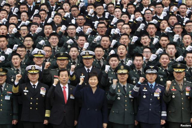 Tổng thống Hàn Quốc Park Geun-Hye và các sĩ quan Hàn Quốx tại Gyeryongdae