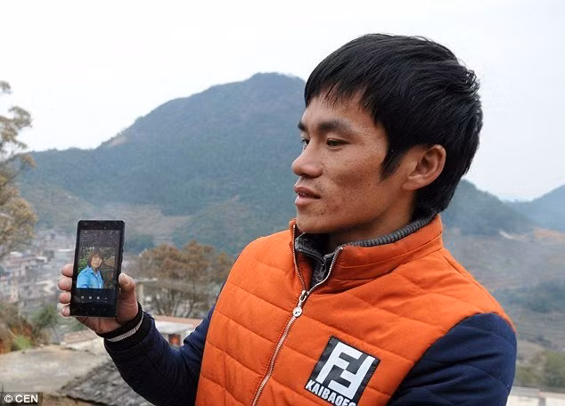 Một người đàn ông cho xem hình ảnh người vợ Việt Nam mà anh này đã phải trả tiền cho công ty môi giới để lấy được, nhưng nay cô ấy đã bỏ trốn - Ảnh: CEN Một người đàn ông cho xem hình ảnh người vợ Việt Nam mà anh này đã phải trả tiền cho công ty môi giới để lấy được, nhưng nay cô ấy đã bỏ trốn - Ảnh: CEN