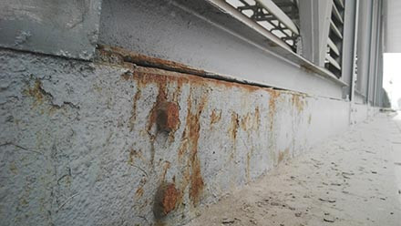 Nhiều hạng mục của nhà chờ xe buýt nhanh ở nhiều tuyến đường bị hư hỏng.