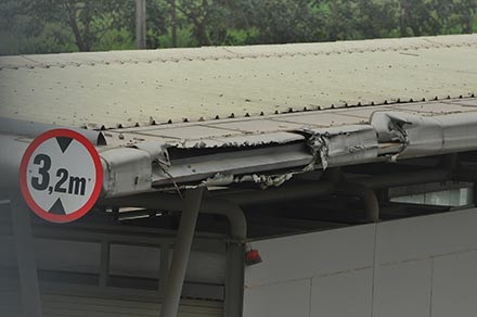 Nhiều hạng mục của nhà chờ xe buýt nhanh ở nhiều tuyến đường bị hư hỏng.