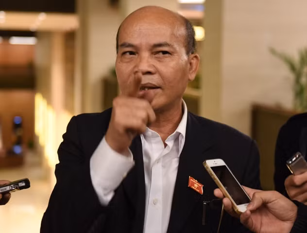 Đại biểu Đỗ Văn Đương (TP HCM) trao đổi với báo chí bên lề Quốc hội (Ảnh: X.H)