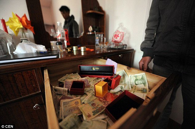 Một trong những người đàn ông đã bị người vợ bỏ trốn- Ảnh: CEN