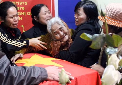 Bà Chu khóc ngất khi đón hài cốt con trai trở về